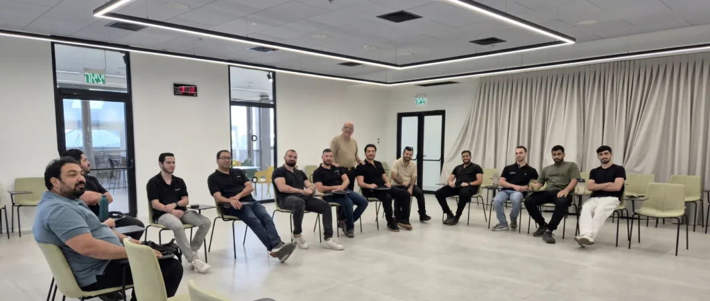 איציק חיקי עם צוות נציגי נסיעות המבחן של צ'מפיון מוטורס במפגש הדרכת מכירות והשפעה