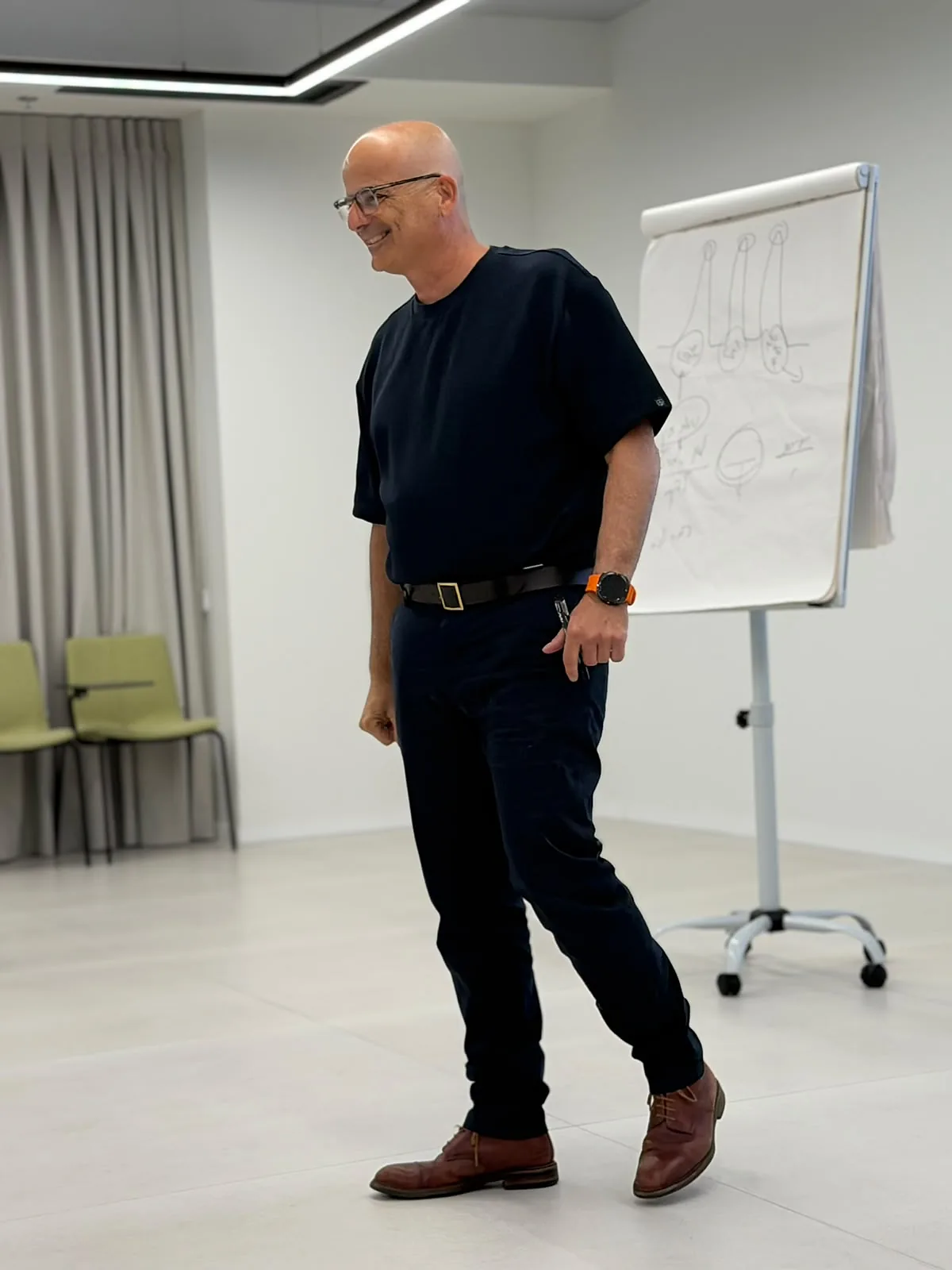 איציק חיקי מחייך במהלך סדנת הדרכה לנציגי המכירות של צ'מפיון מוטורס